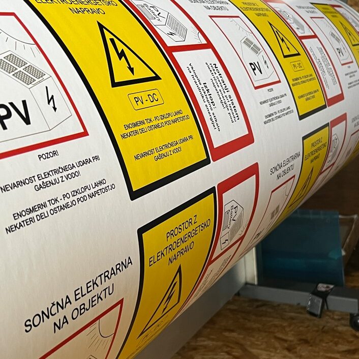 Tisk varnostnih nalepk na velikoformatnem tiskalniku