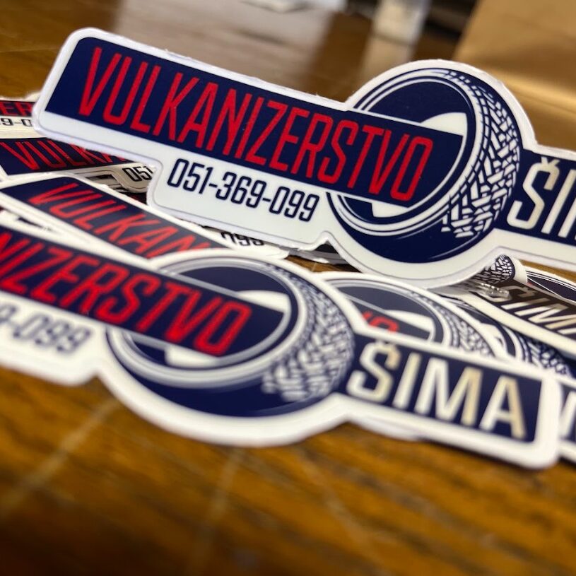 Nalepke z logotipom, natisnjene in izrezane s kiss-cut tehniko