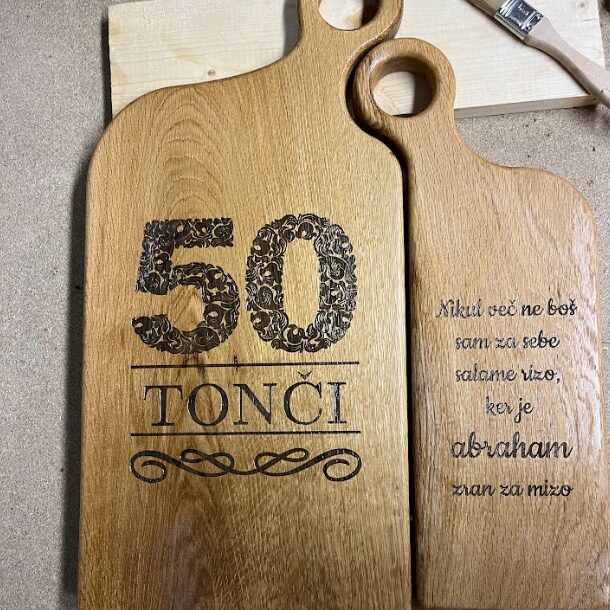 Leseni deski z ročajem, personalizirani z CNC gravuro