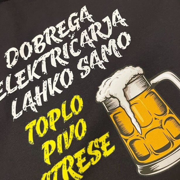 Črna majica s toplotnim transferjem smešnega napisa o električarjih.