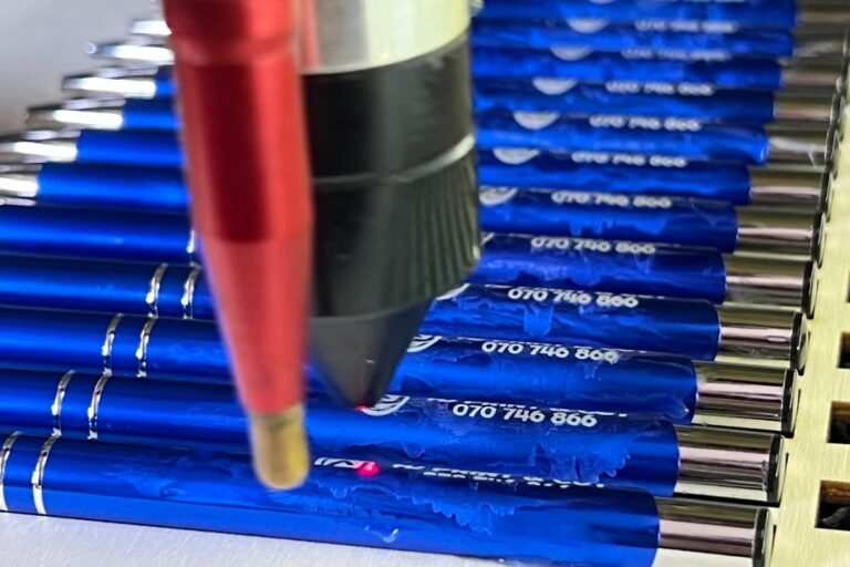 Lasersko graviranje personaliziranih napisov na kovinska pisala