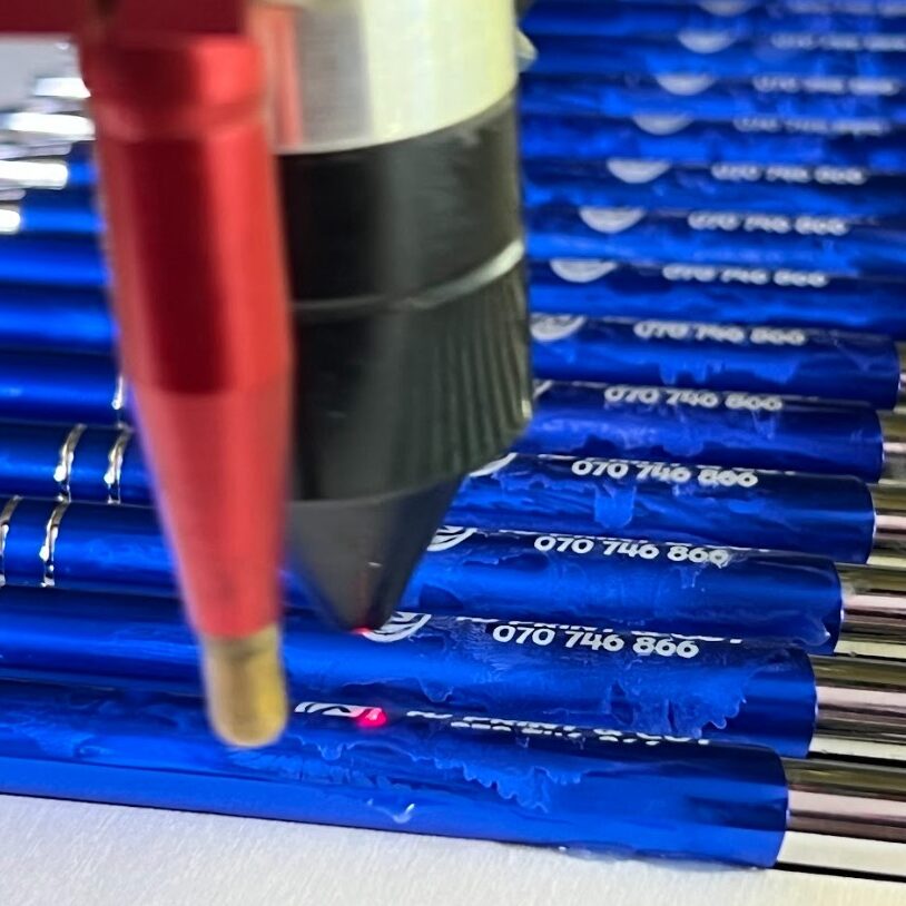 Lasersko graviranje personaliziranih napisov na kovinska pisala