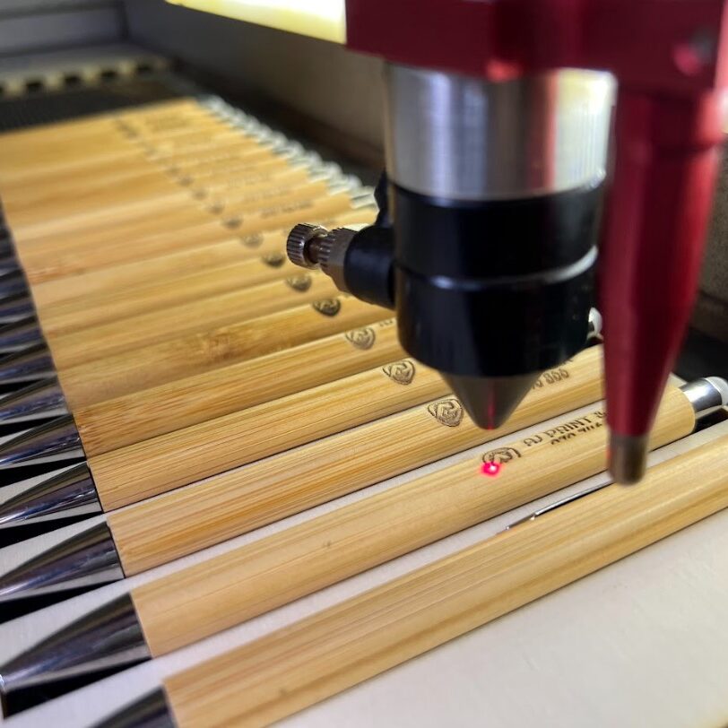 Lasersko graviranje personaliziranih napisov na lesena pisala