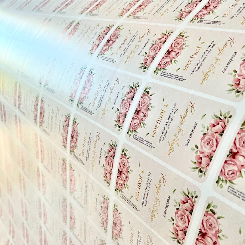 Velikoformatni tisk elegantnih poročnih nalepk z rožnatim cvetličnim motivom.