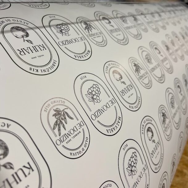 Velikoformatni tisk elegantnih nalepk za olivno olje z minimalističnim dizajnom
