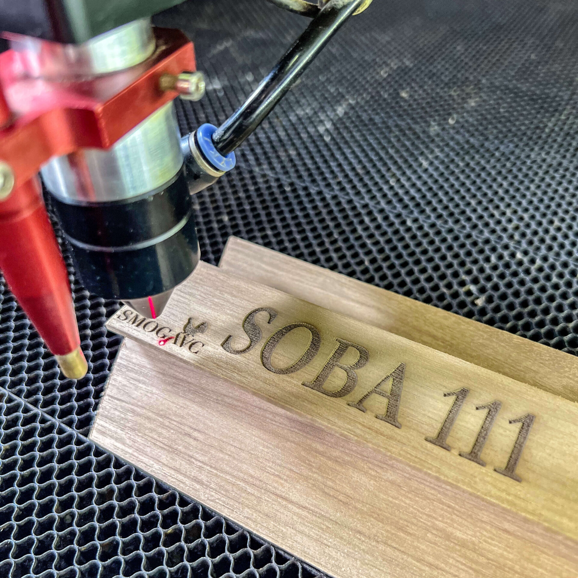 Lesene ploščice za rezervacijo miz