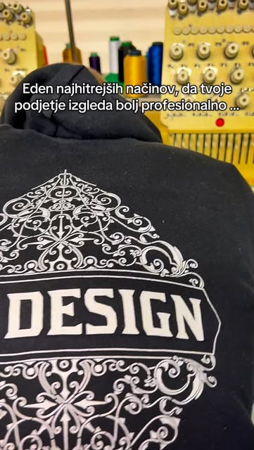Svetel motiv ML Design na temnem tekstilu