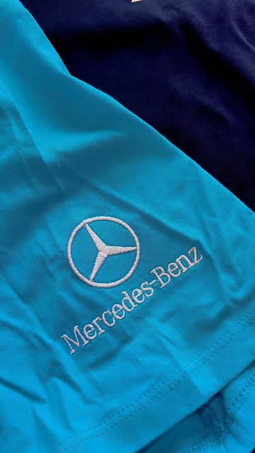 Izvezen logotip Mercedes-Benz na turkiznem tekstilu